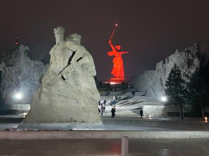 Волгоград. Монумент `Родина-мать зовет!` на Мамаевом кургане, подсвеченный в рамках историко-патриотического проекта `Мост Памяти`. Проект посвящен 80-й годовщине победы в Сталинградской битве.