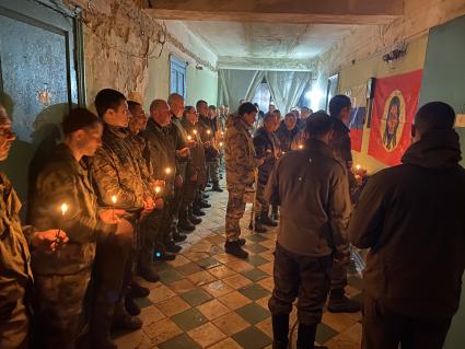 Донецк. Военнослужащие во время молитвы.