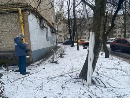 Донецк. Спасатель у жилого дома, пострадавшего в результате обстрела ВСУ.