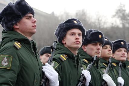 Волгоград. Участники парада войсковых частей Волгоградского территориального гарнизона в честь 80-летия победы в Сталинградской битве на площади Павших Борцов.