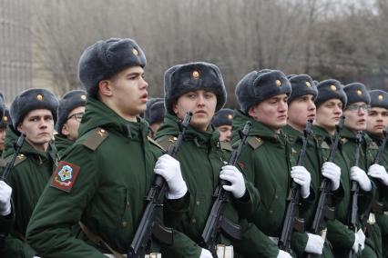 Волгоград. Участники парада войсковых частей Волгоградского территориального гарнизона в честь 80-летия победы в Сталинградской битве на площади Павших Борцов.