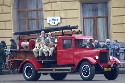 Волгоград. Пожарная машина ЗиС на параде войсковых частей Волгоградского территориального гарнизона в честь 80-летия победы в Сталинградской битве на площади Павших Борцов.