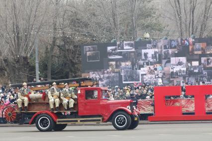 Волгоград. Пожарная машина ЗиС на параде войсковых частей Волгоградского территориального гарнизона в честь 80-летия победы в Сталинградской битве на площади Павших Борцов.