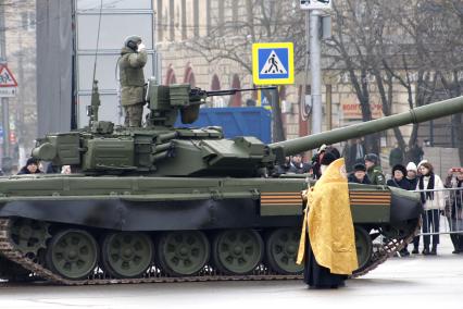 Волгоград. Батюшка освящает танк Т-90 на параде войсковых частей Волгоградского территориального гарнизона в честь 80-летия победы в Сталинградской битве на площади Павших Борцов.