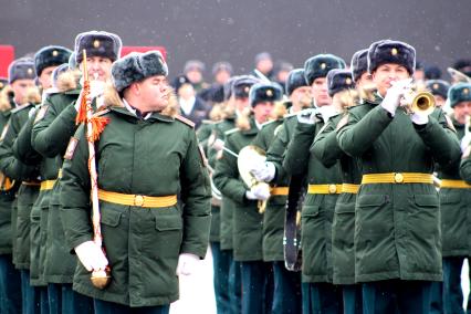 Волгоград. Музыканты военные оркестра на параде войсковых частей Волгоградского территориального гарнизона в честь 80-летия победы в Сталинградской битве на площади Павших Борцов.