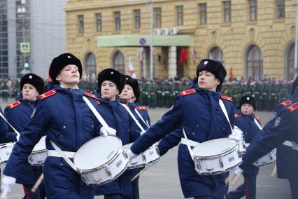 Волгоград. Музыканты военные оркестра на параде войсковых частей Волгоградского территориального гарнизона в честь 80-летия победы в Сталинградской битве на площади Павших Борцов.