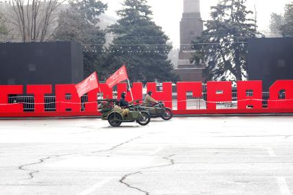 Волгоград. Участники парада войсковых частей Волгоградского территориального гарнизона в честь 80-летия победы в Сталинградской битве на площади Павших Борцов.