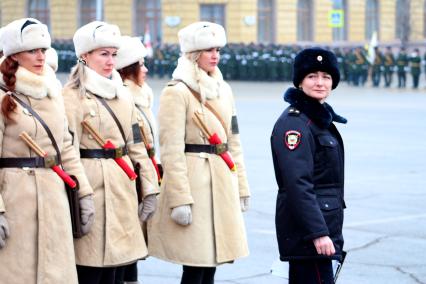 Волгоград. Участницы парада войсковых частей Волгоградского территориального гарнизона в честь 80-летия победы в Сталинградской битве на площади Павших Борцов.