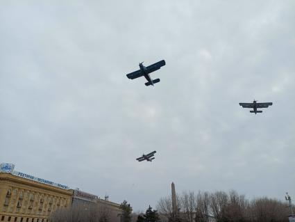 Волгоград. Военные самолеты Ан-2 на параде войсковых частей Волгоградского территориального гарнизона в честь 80-летия победы в Сталинградской битве на площади Павших Борцов.