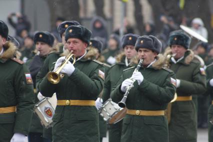 Волгоград. Музыканты военные оркестра на параде войсковых частей Волгоградского территориального гарнизона в честь 80-летия победы в Сталинградской битве на площади Павших Борцов.