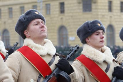 Волгоград. Участники парада войсковых частей Волгоградского территориального гарнизона в честь 80-летия победы в Сталинградской битве на площади Павших Борцов.