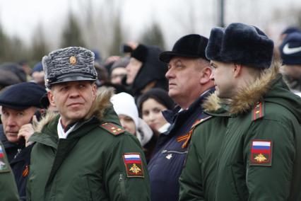 Волгоград. Полковник, военный комиссар Волгоградской области Андрей Летунов (слева) на параде войсковых частей Волгоградского территориального гарнизона в честь 80-летия победы в Сталинградской битве на площади Павших Борцов.