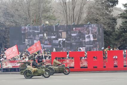 Волгоград. Участники парада войсковых частей Волгоградского территориального гарнизона в честь 80-летия победы в Сталинградской битве на площади Павших Борцов.