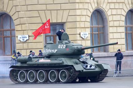 Волгоград. Танк Т-34 на параде войсковых частей Волгоградского территориального гарнизона в честь 80-летия победы в Сталинградской битве на площади Павших Борцов.