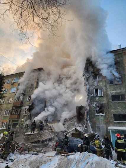 Новосибирск. Спасатели на месте взрыва газа в пятиэтажном жилом доме на улице Линейная. В результате взрыва произошло обрушение подъезда.