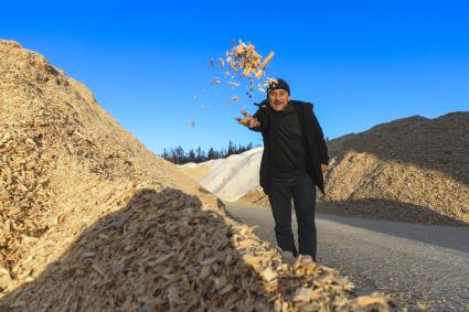 Алтайский край. Село Ларичиха.  Корреспонденты `Комсомольской правды` Владимир Ворсобин и Иван Макеев путешествуют автостопом по России. Владимир Ворсобин на лесопилке.