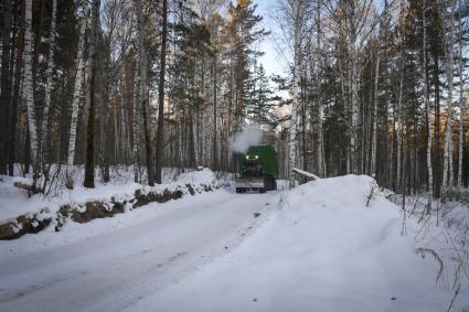 Алтайский край. Село Ларичиха.  Корреспонденты `Комсомольской правды` Владимир Ворсобин и Иван Макеев путешествуют автостопом по России. Полевая кухня для рабочих в тайге на лесозаготовке. Передвижной вагончик лесорубов