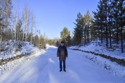 Алтайский край. Село Ларичиха.  Корреспонденты `Комсомольской правды` Владимир Ворсобин и Иван Макеев путешествуют автостопом по России. Глава предприятия  `Алтай-Форэст` Николай Бушков.