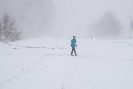 Санкт-Петербург. Прохожий на улице во время снежного шторма