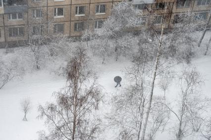 Санкт-Петербург. Прохожий во время снежного шторма на улице города.