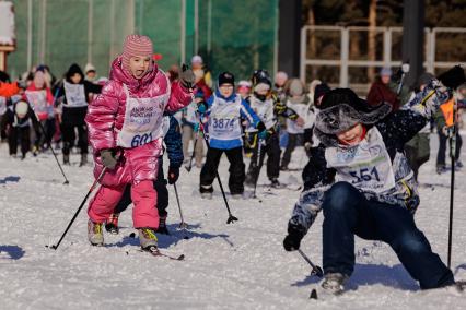 Челябинск. Участники Всероссийской массовой лыжной гонки `Лыжня России - 2023`.