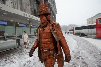 Санкт-Петербург. Аниматор  на улице города во время снежного шторма