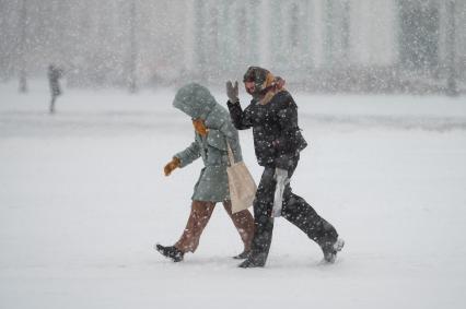 Санкт-Петербург. Прохожие на улице города во время снежного шторма.