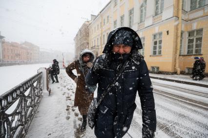 Санкт-Петербург. Прохожие на улице города во время снежного шторма.