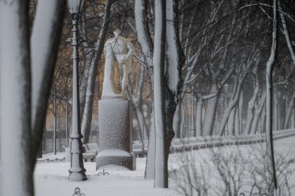 Санкт-Петербург. Скульптуры в Летнем саду во время снежного шторма.