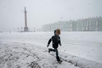 Санкт-Петербург. Прохожие на улице города во время снежного шторма.