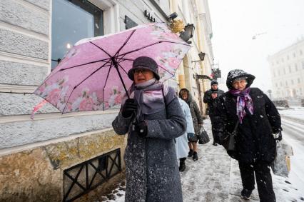 Санкт-Петербург. Прохожие на улице города во время снежного шторма.