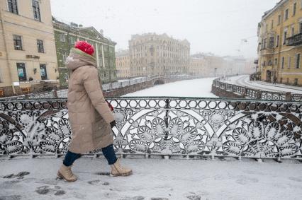 Санкт-Петербург. Прохожие на улице города во время снежного шторма.