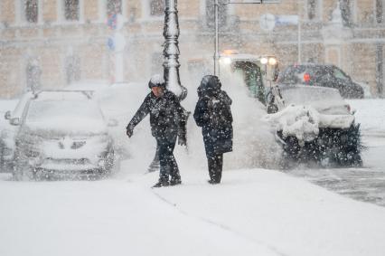 Санкт-Петербург. Прохожие на улице города во время снежного шторма.