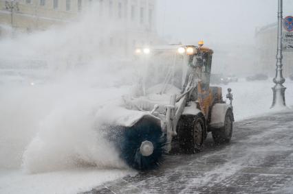 Санкт-Петербург.  Снегоуборочная техника на улице  города во время снежного шторма.