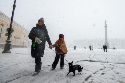 Санкт-Петербург. Прохожие на улице города во время снежного шторма.