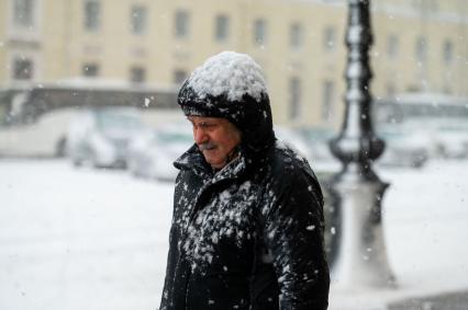 Санкт-Петербург. Прохожие на улице города во время снежного шторма.