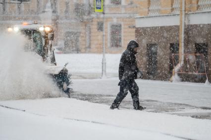 Санкт-Петербург. Прохожие на улице города во время снежного шторма.