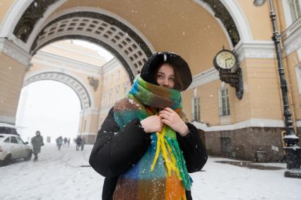 Санкт-Петербург. Прохожие на улице города во время снежного шторма.