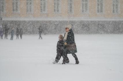 Санкт-Петербург. Прохожие на улице города во время снежного шторма.