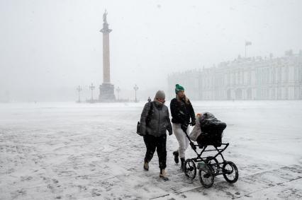 Санкт-Петербург. Прохожие на  Дворцовой площади во время снежного шторма.