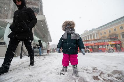 Санкт-Петербург. Ребенок на улице во время снежного шторма.