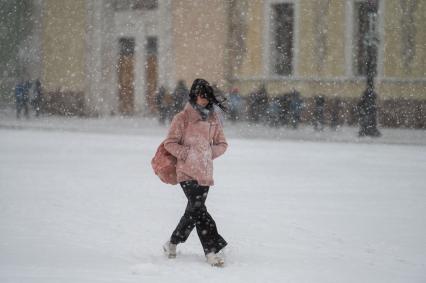 Санкт-Петербург. Прохожие на улице города во время снежного шторма.