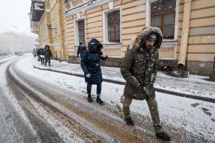 Санкт-Петербург. Прохожие на улице города во время снежного шторма.