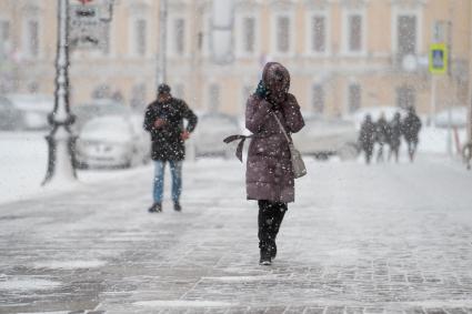 Санкт-Петербург. Прохожие на улице города во время снежного шторма.