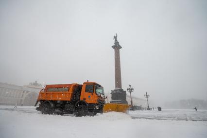 Санкт-Петербург.  Снегоуборочная техника на Дворцовой площади во время снежного шторма.