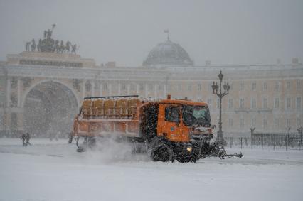 Санкт-Петербург. Снегоуборочная техника на Дворцовой площади во время снежного шторма.