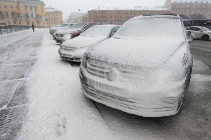 Санкт-Петербург. Машины на улице во время снежного шторма.