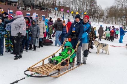 Московская область, г. Химки. Корреспондент `Комсомольской правды` Александра Будаева прокатилась на нартах в упряжке с хаски.