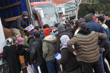 Турция. Провинция Кахраманмараш. Последствия разрушительного землетрясения. Раздача гуманитарной помощи местным жителям.