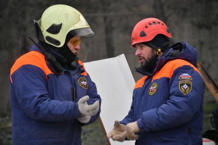 Турция. Провинция Кахраманмараш. Сотрудники МЧС РФ, прибывшие для помощи в ликвидации последствий землетрясения. Советник главы МЧС Даниил Мартынов (справа).